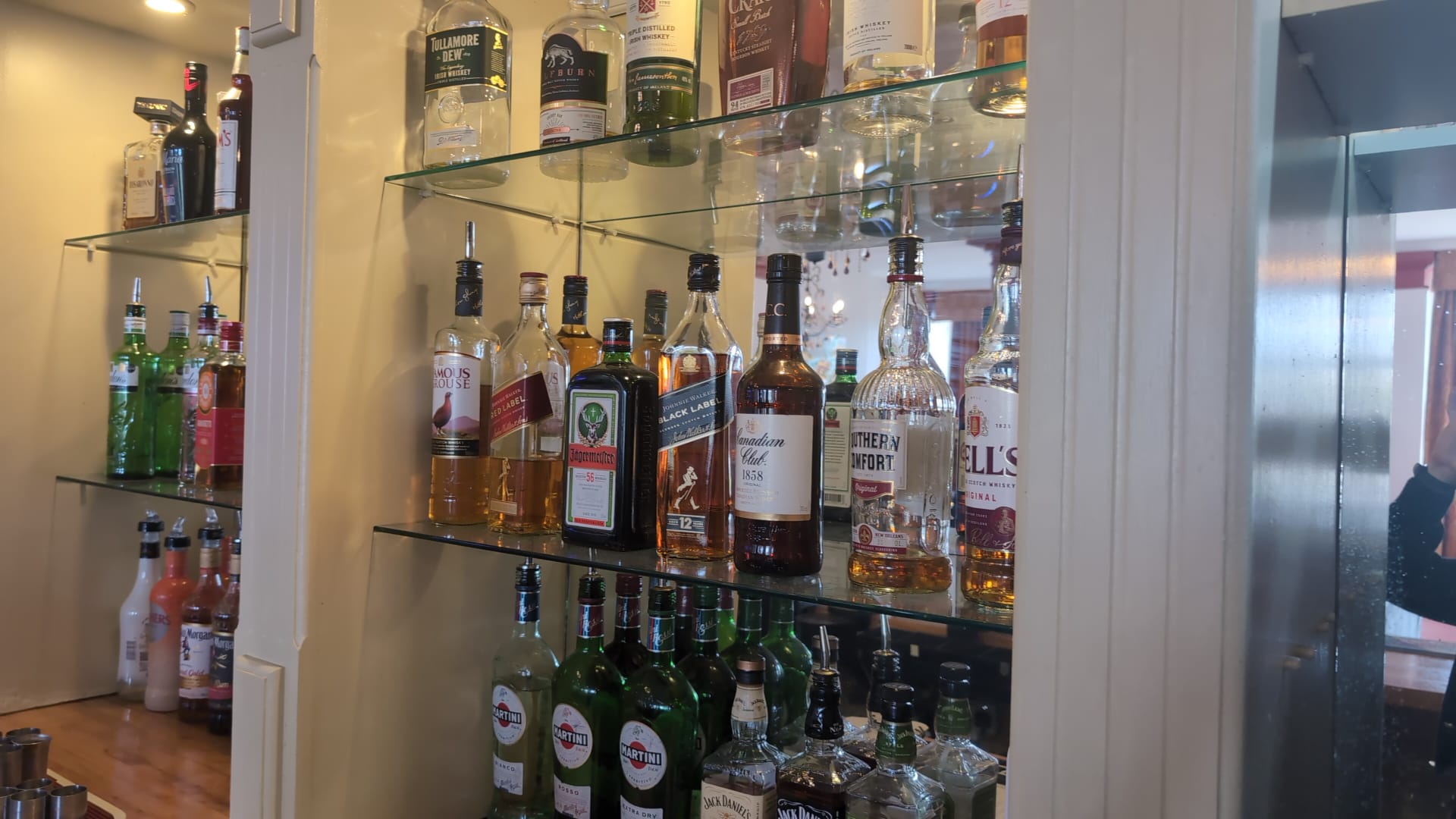 Back-bar bottle shelf