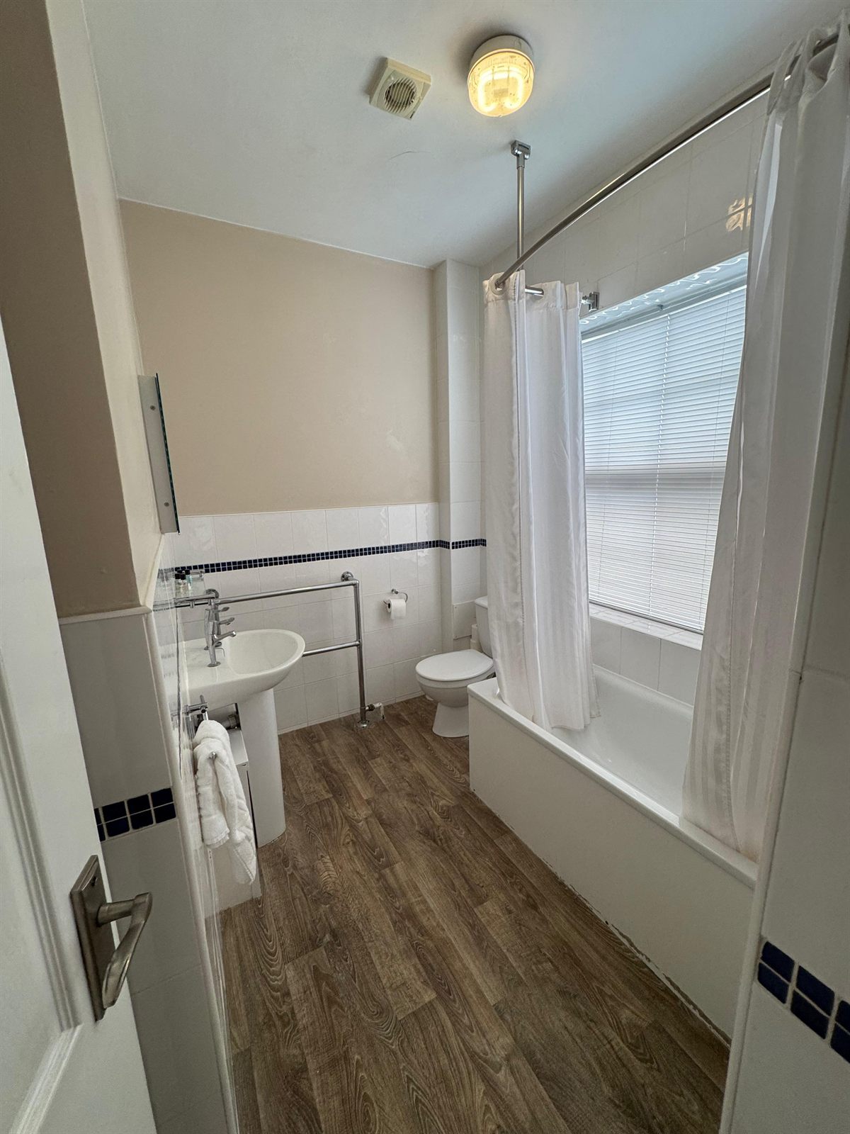 Guest ensuite bathroom