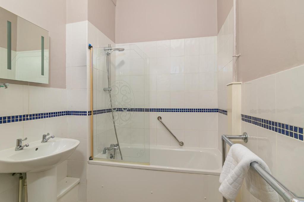 Ensuite bathroom with blue tiled walls