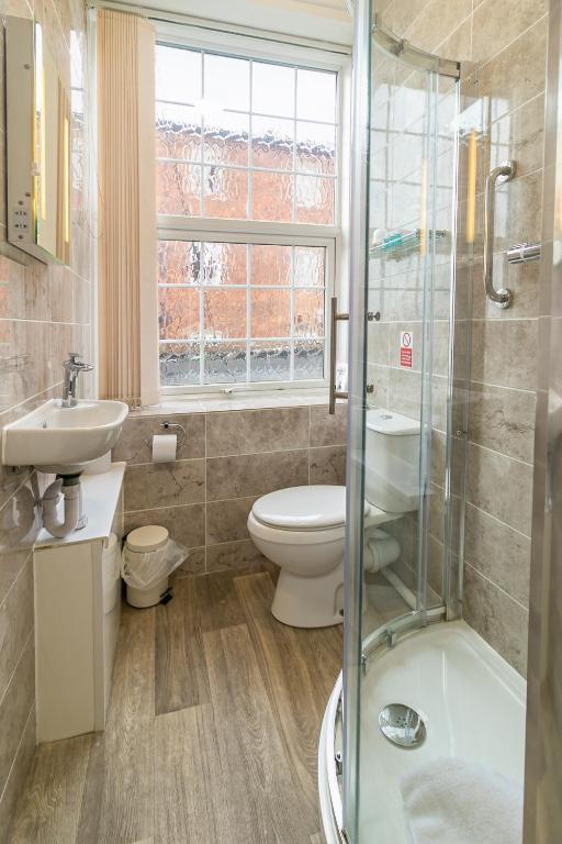 Ensuite with marble-tiled shower