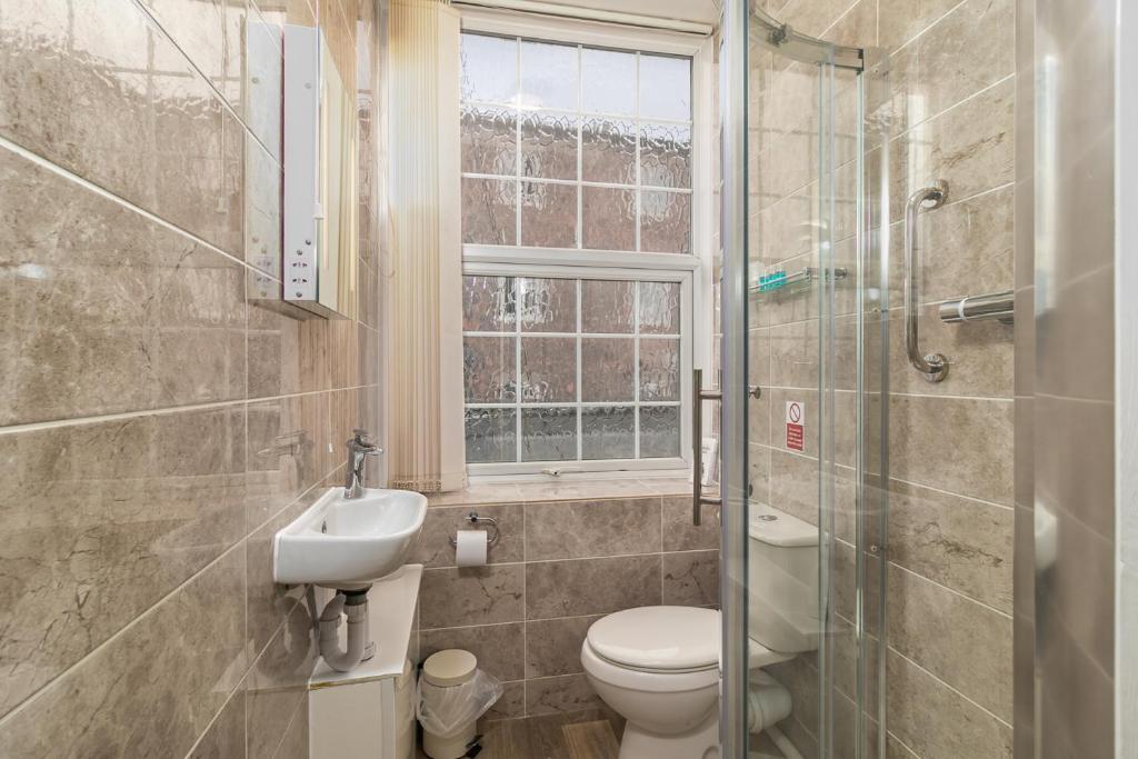 Marble-tiled bathroom with shower - The Royal Hotel, Skegness