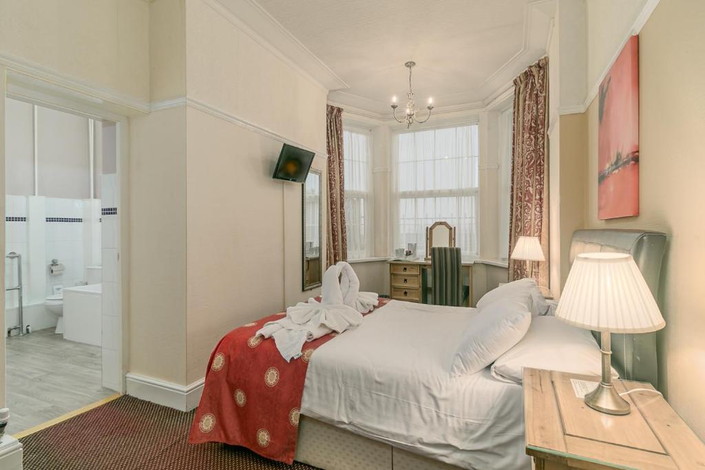 Deluxe room ensuite bathroom