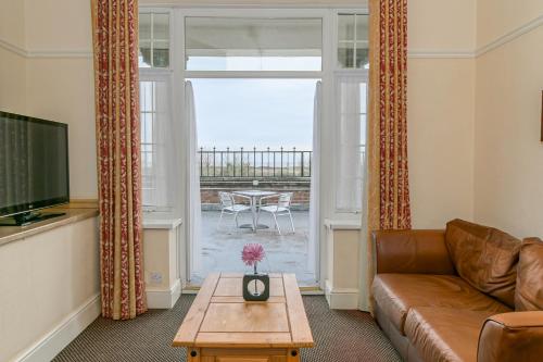 Executive Double suite sitting room with sea view (hero crop)