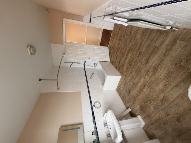 Standard Triple ensuite bathroom